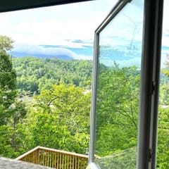 Whiskey Ridge Lodge ~ Cozy-Chic Cabin with Spa Tub & Sweeping Views