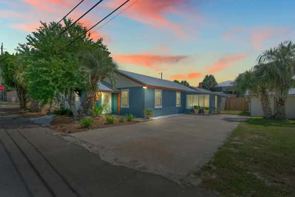 Lost Pearl | Charming Historic Home w/ Private Beach Access - Image 1