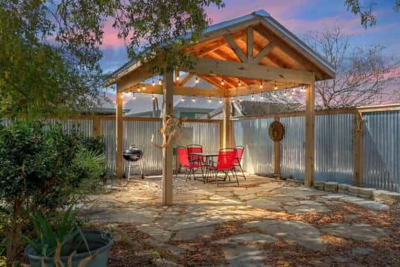 Walk to the beach • Cozy coastal cottage • Private outdoor space • Free Wi-Fi •  Great location - Image 1