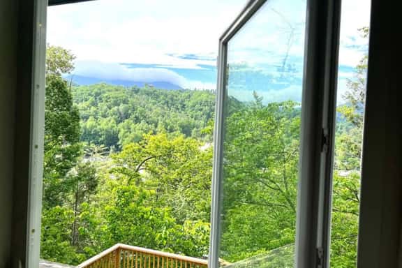 Whiskey Ridge Lodge ~ Cozy-Chic Cabin with Spa Tub & Sweeping Views - Image 1