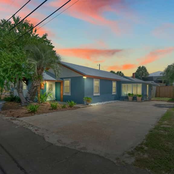 Lost Pearl | Charming Historic Home w/ Private Beach Access - Image 1