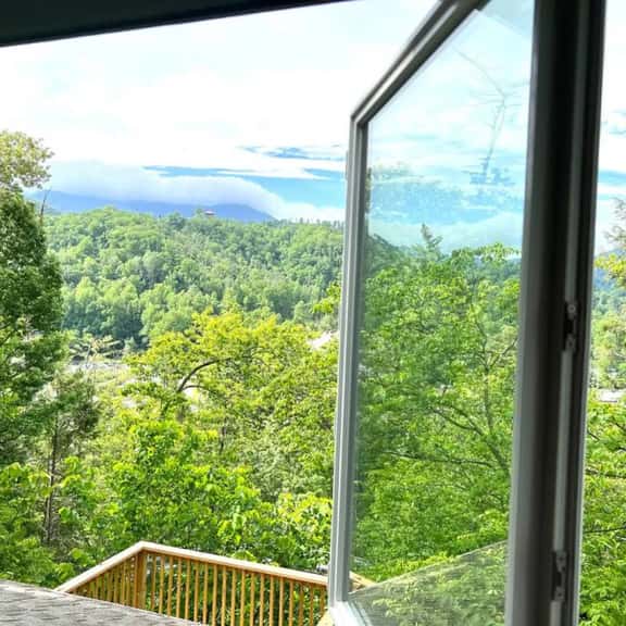 Whiskey Ridge Lodge ~ Cozy-Chic Cabin with Spa Tub & Sweeping Views - Image 1