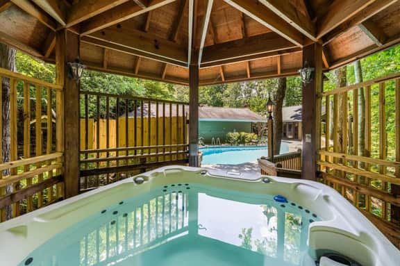 Bourbon Hollow Lodge ~ Grand Secluded Lodge with Heated Pool & Game Room - Image 2