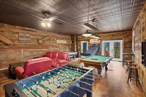 Whiskey Ridge Lodge ~ Cozy-Chic Cabin with Spa Tub & Sweeping Views - Image 3